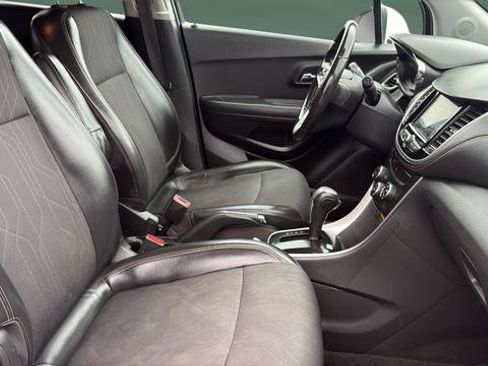 Used 2019 Chevrolet Trax LT w/ LT Convenience Package AWD/4WD image 21