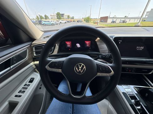 Used 2024 Volkswagen Atlas SEL AWD/4WD image 14