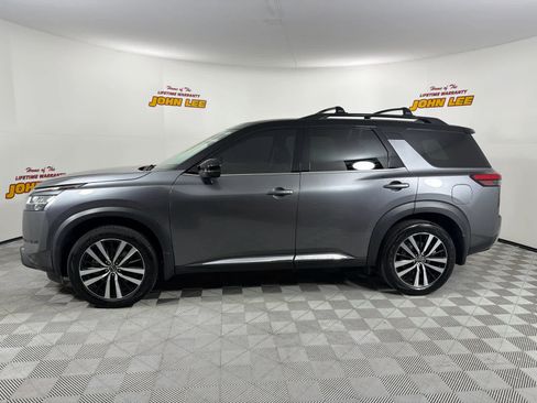 Used 2024 Nissan Pathfinder Platinum FWD image 2