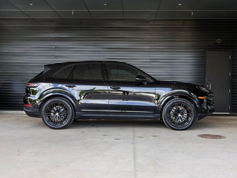Certified 2024 Porsche Cayenne AWD/4WD image 8