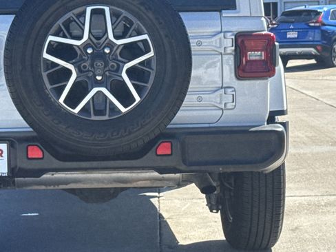 Used 2024 Jeep Wrangler Sahara image 19