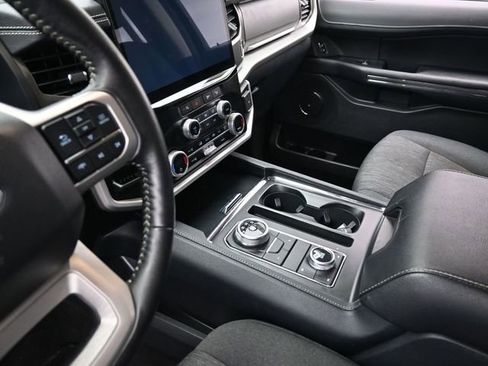 Used 2024 Ford Expedition XLT image 24