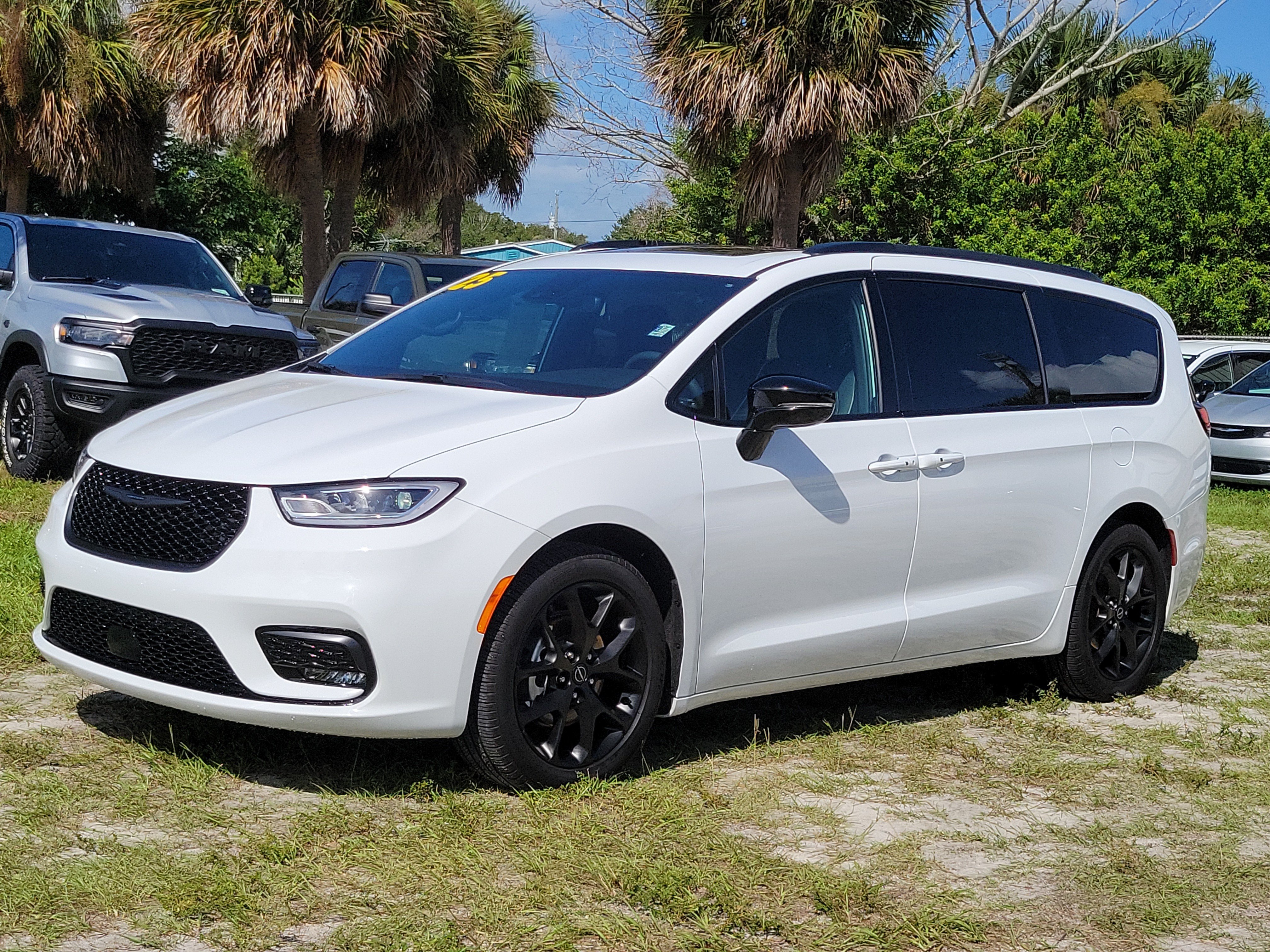 Used 2025 Chrysler Pacifica Limited FWD image 2