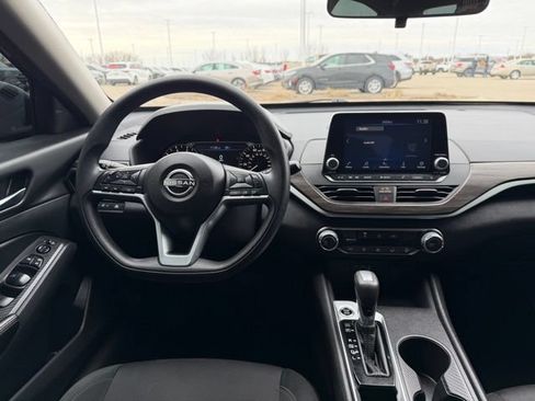 Used 2025 Nissan Altima 2.5 SV FWD image 29