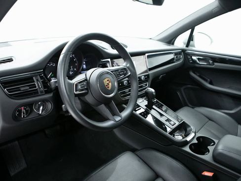 Certified 2025 Porsche Macan image 4
