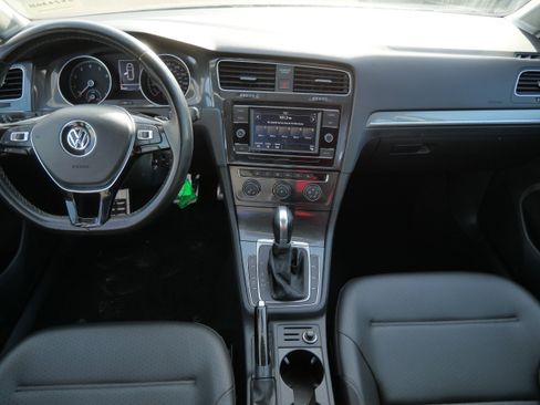 Used 2018 Volkswagen Golf Alltrack S image 10