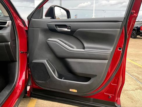 Used 2021 Toyota Highlander XLE image 22