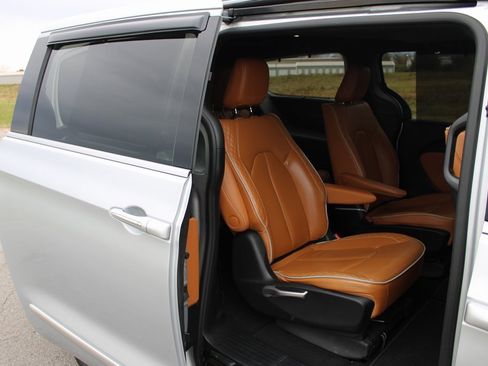 Used 2022 Chrysler Pacifica Pinnacle image 22