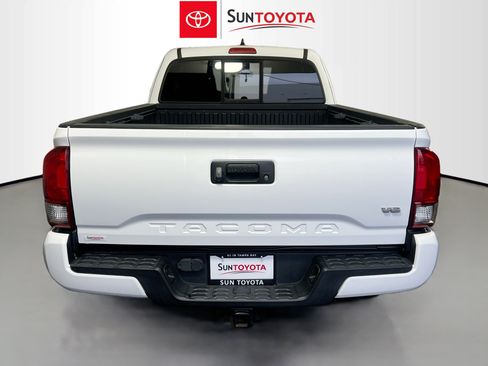 Used 2017 Toyota Tacoma TRD Sport w/ Tow Package (A/T) AWD/4WD image 5