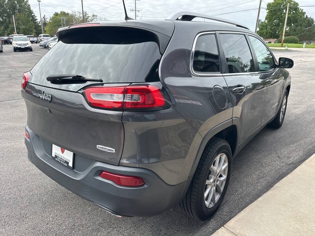 Used 2018 Jeep Cherokee Latitude Plus w/ Cold Weather Group FWD image 5