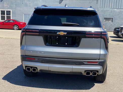 Used 2025 Chevrolet Traverse LT w/ Driver Confidence Package AWD/4WD image 4