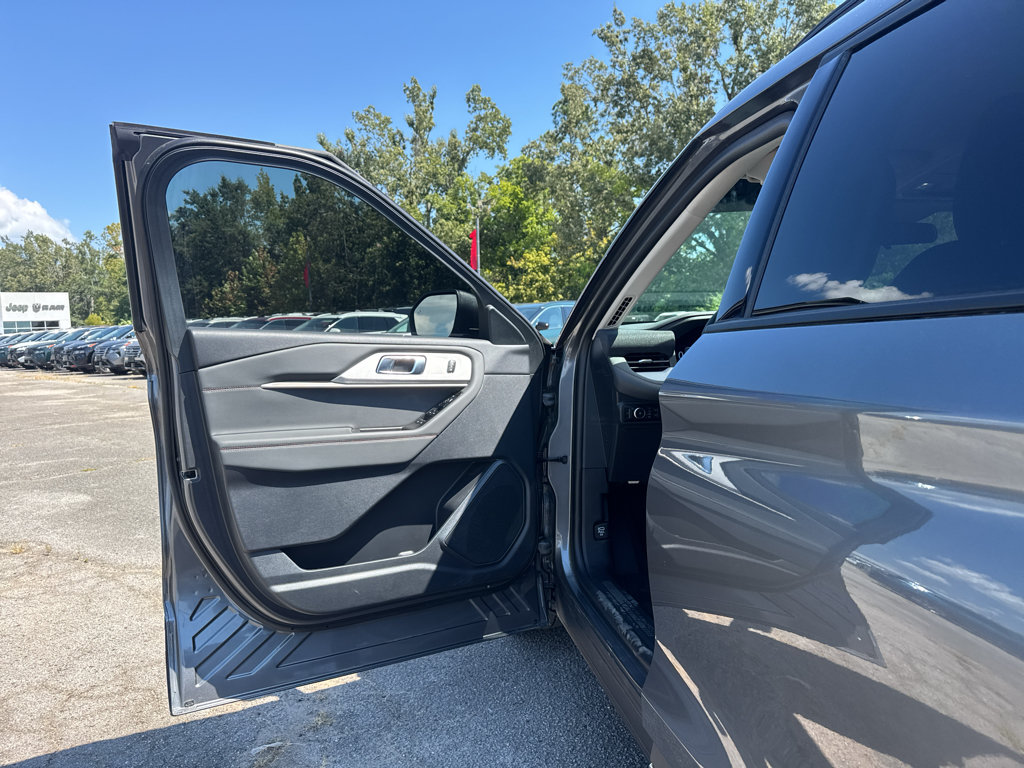 Used 2025 Ford Explorer Active w/ Active Comfort Package RWD image 18