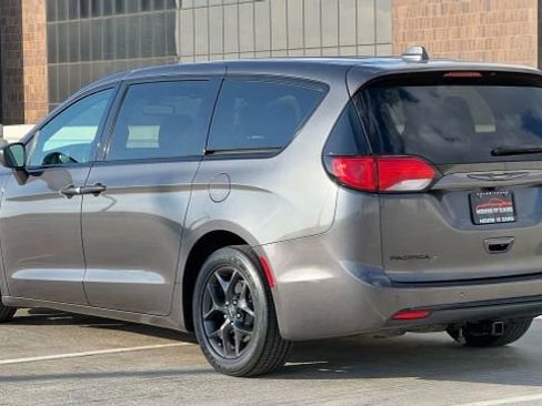 Used 2018 Chrysler Pacifica Touring Plus w/ S Appearance Package image 9