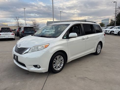 Used 2017 Toyota Sienna XLE image 1