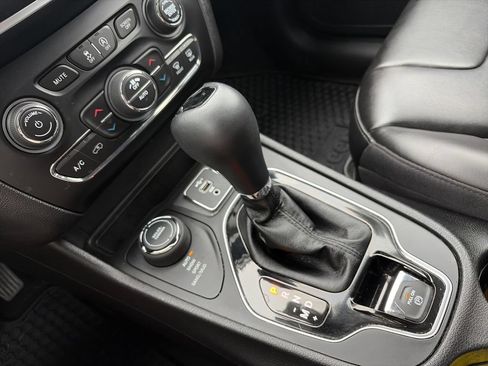 Used 2020 Jeep Cherokee Latitude Plus AWD/4WD image 25