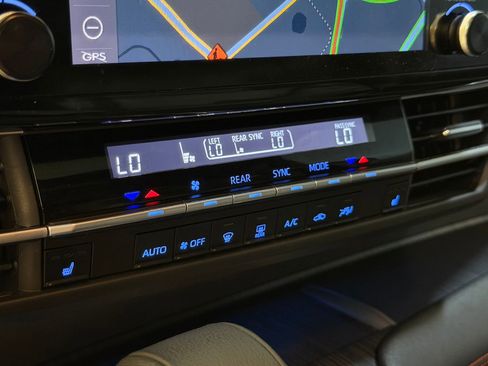 Used 2023 Toyota Sienna XSE FWD image 30