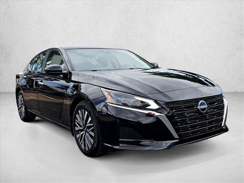 Used 2023 Nissan Altima 2.5 SV FWD image 2
