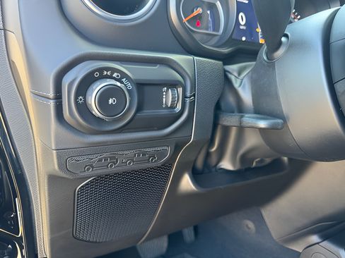 Used 2025 Jeep Wrangler Unlimited Sahara AWD/4WD image 18