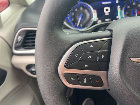 Used 2024 Chrysler Pacifica Touring-L image 12