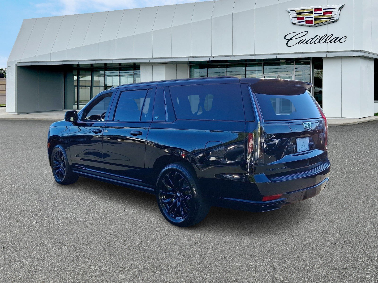 Used 2024 Cadillac Escalade ESV Sport w/ LPO, ONYX Package AWD/4WD image 4