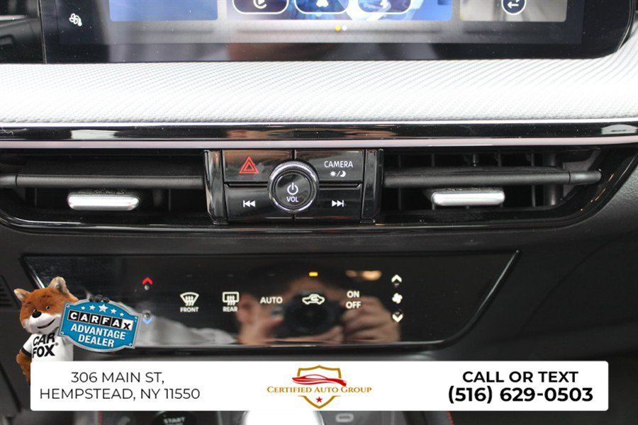 Used 2025 Nissan Kicks SR w/ Illumination Package FWD image 17