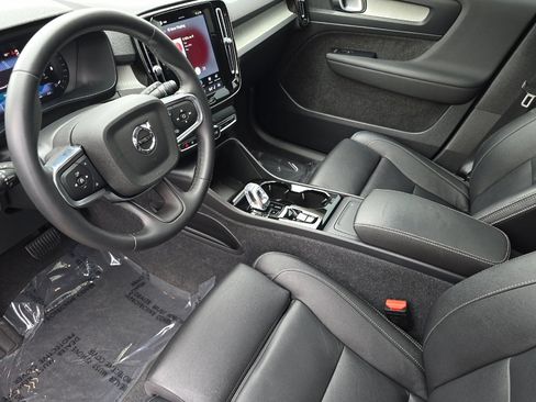 Used 2024 Volvo XC40 B5 Plus w/ Protection Package Premier AWD/4WD image 9