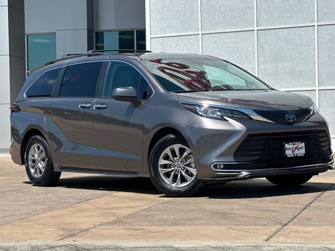 Certified 2022 Toyota Sienna XLE w/ XLE Plus Package FWD image 2