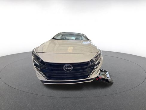 Used 2025 Nissan Versa SV image 2