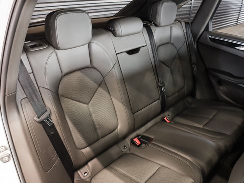 Certified 2024 Porsche Macan AWD/4WD image 6