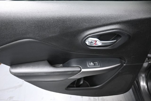 Used 2019 Jeep Cherokee Latitude Plus FWD image 20
