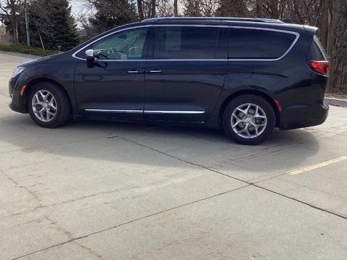 Used 2018 Chrysler Pacifica Limited image 6