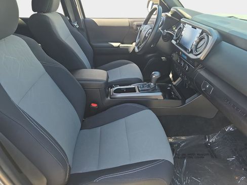 Used 2021 Toyota Tacoma TRD Sport w/ Technology Package image 12