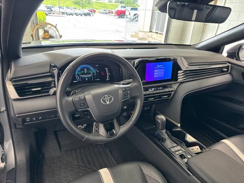 Used 2025 Toyota Camry SE w/ Convenience Package FWD image 16