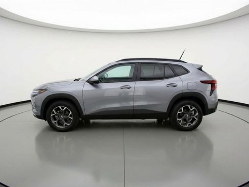 Used 2025 Chevrolet Trax LT w/ LT Convenience Package FWD image 5
