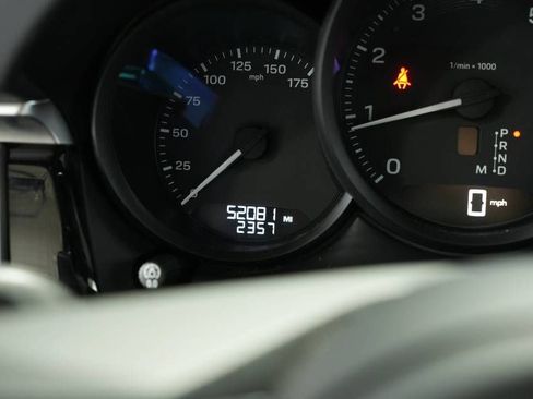 Certified 2022 Porsche Macan image 15