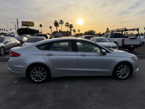 Used 2017 Ford Fusion SE FWD image 11
