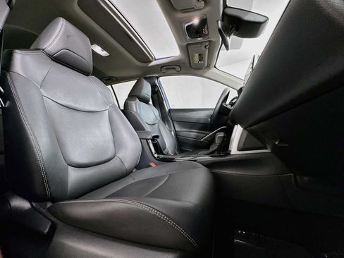 Used 2022 Toyota Corolla Cross XLE w/ Convenience Package FWD image 26