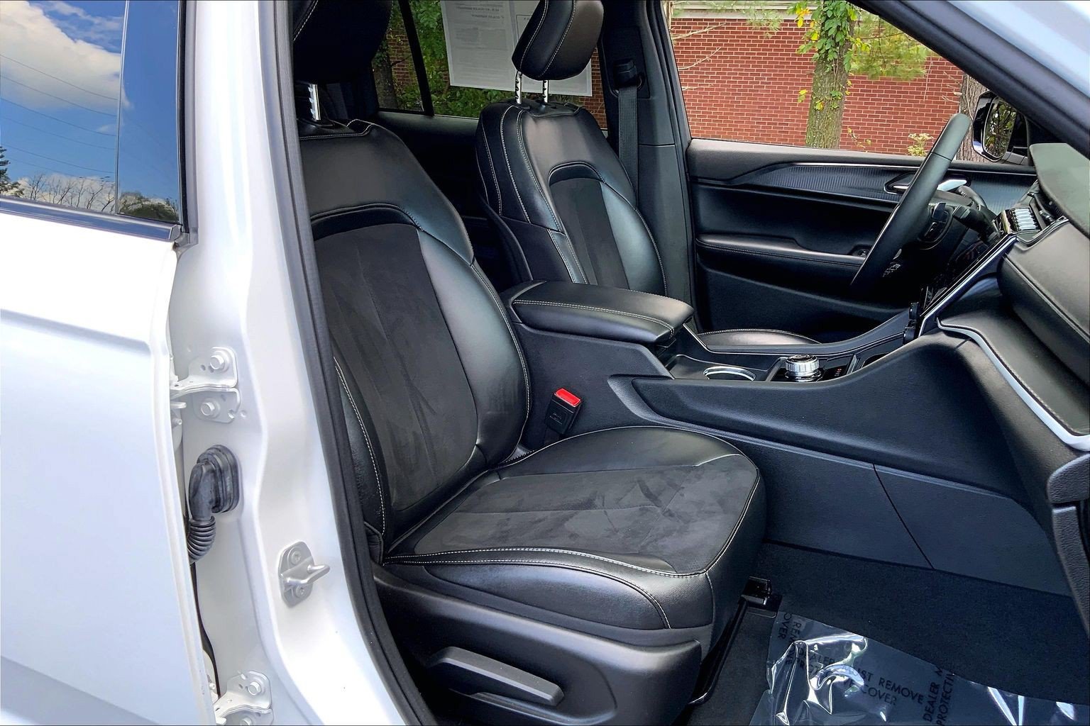 Certified 2024 Jeep Grand Cherokee Altitude AWD/4WD image 7