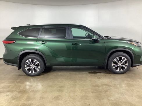 Used 2023 Toyota Highlander XLE AWD/4WD image 5