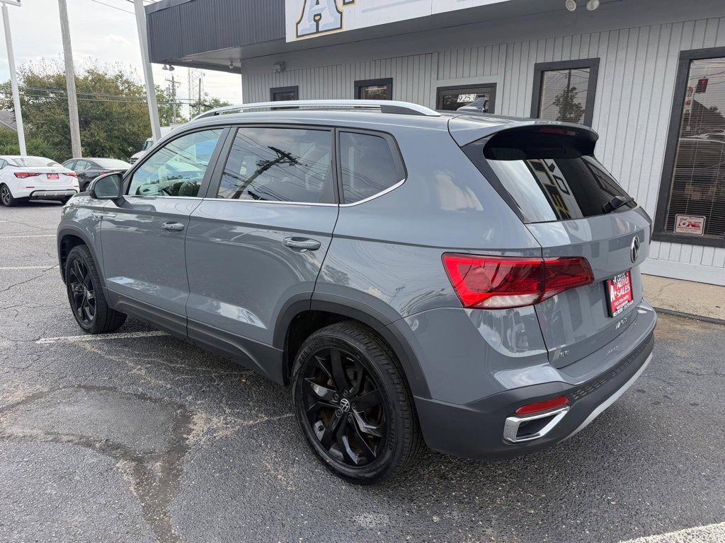 Used 2023 Volkswagen Taos SE w/ Panoramic Sunroof Package AWD/4WD image 9