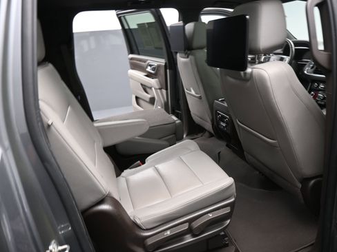 Used 2022 Chevrolet Suburban Z71 w/ Luxury Package AWD/4WD image 19