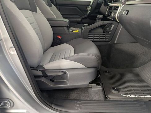 Used 2025 Toyota Tacoma TRD Sport AWD/4WD image 36