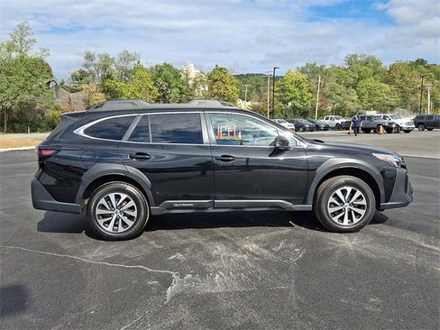 Used 2023 Subaru Outback Premium image 12