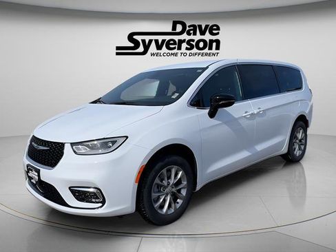 New 2026 Chrysler Pacifica Select image 1