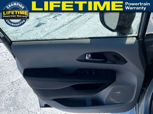 Used 2024 Chrysler Pacifica Touring-L image 18