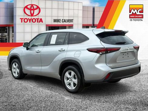 Used 2025 Toyota Highlander LE AWD/4WD image 3