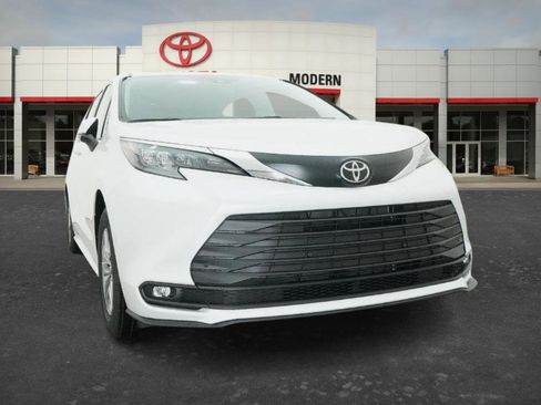 New 2026 Toyota Sienna XLE AWD/4WD image 6