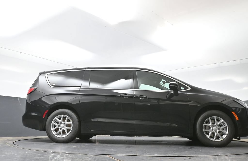 New 2027 Chrysler Pacifica Select w/ Family Tech Group FWD image 40
