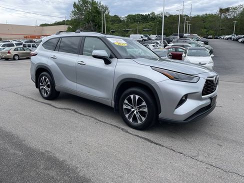 Certified 2025 Toyota Highlander XLE AWD/4WD image 2