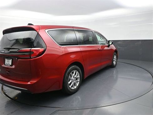 New 2026 Chrysler Pacifica Select image 7